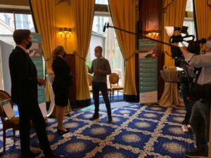 Ein Kamerateam des ZDF interviewt Dr. Mark Hübers im Excelsior Hotel in Köln in mitten des IFBG Schlaf-Parcours (Maßnahme der Betrieblichen Gesundheitsförderung)